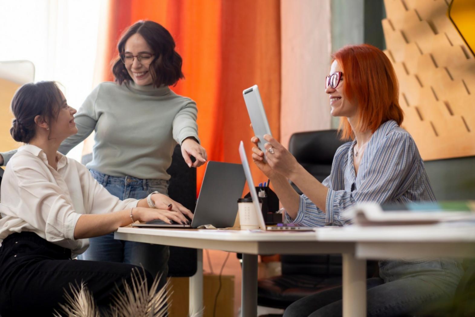 Estudiante utilizando aplicaciones de presupuestos en tablet y smartphone