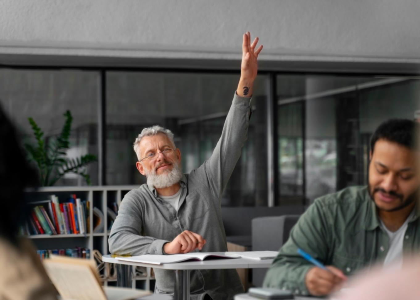 Aula moderna con estudiantes aprendiendo gestión de presupuestos digitales